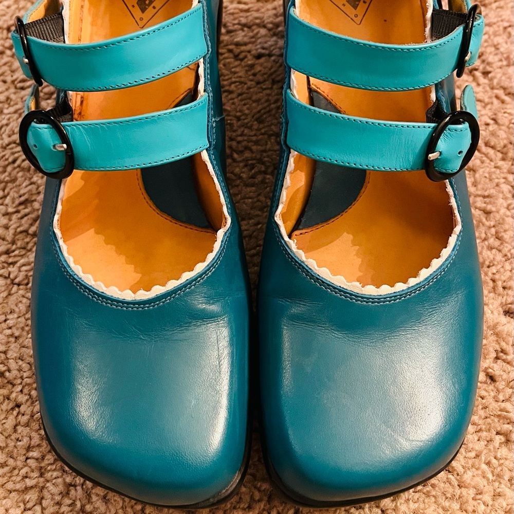 John Fluevog Margie size 8 in cobalt/aqua/white